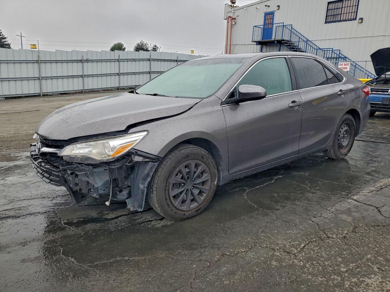 Toyota Camry Le Image 1