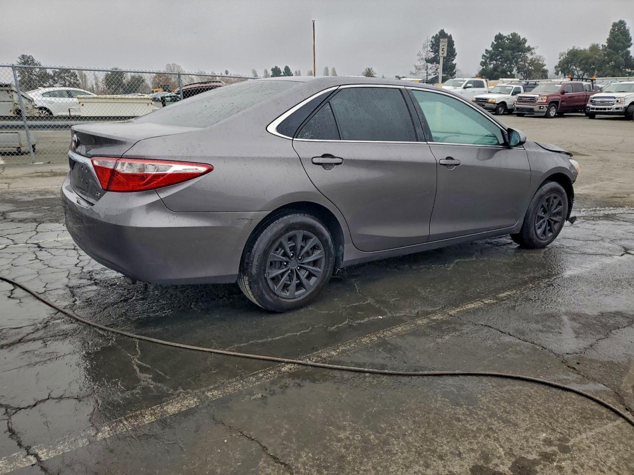 Toyota Camry Le Image 7