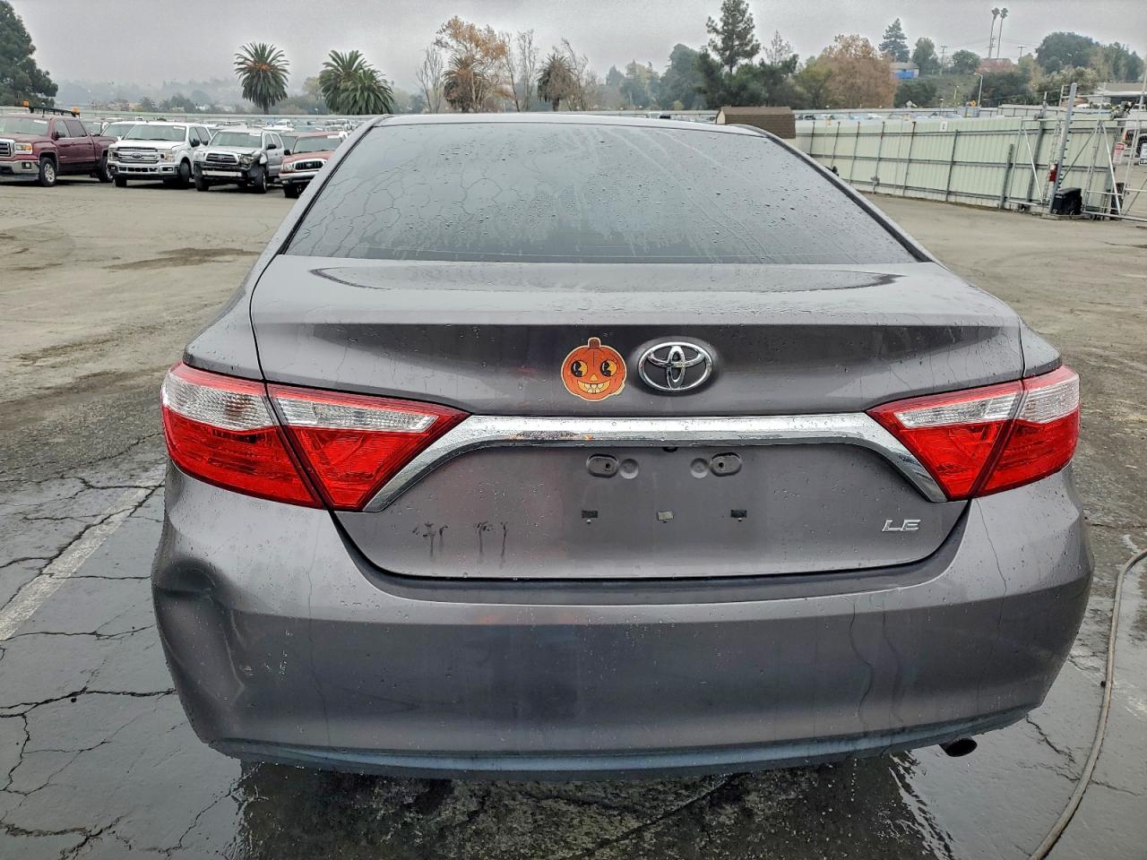 Toyota Camry Le Image 8