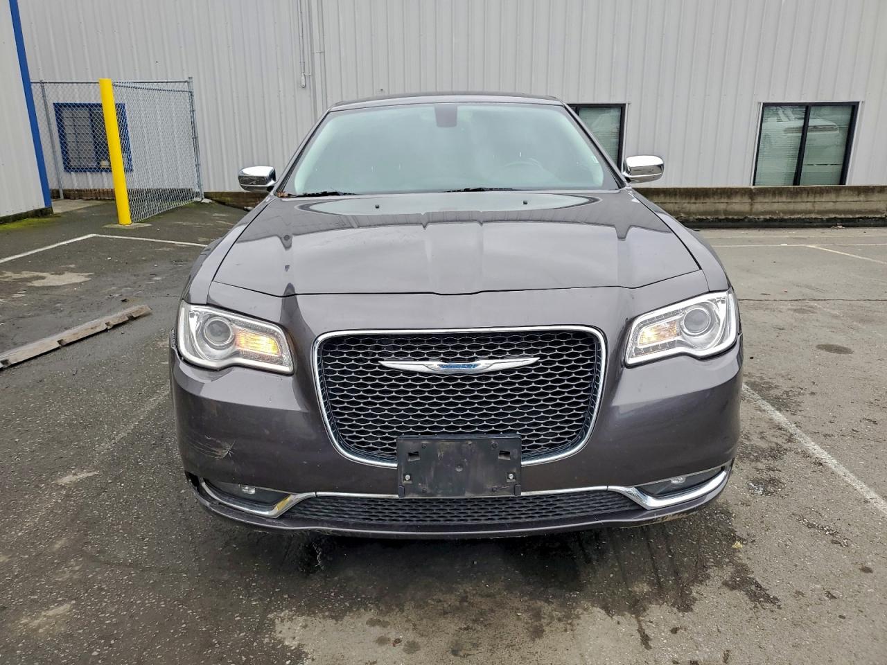 Chrysler 300 Image 8