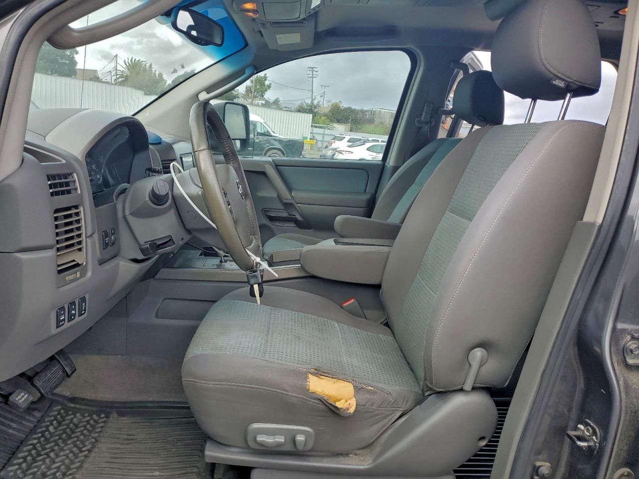 Nissan Titan Xe Image 2