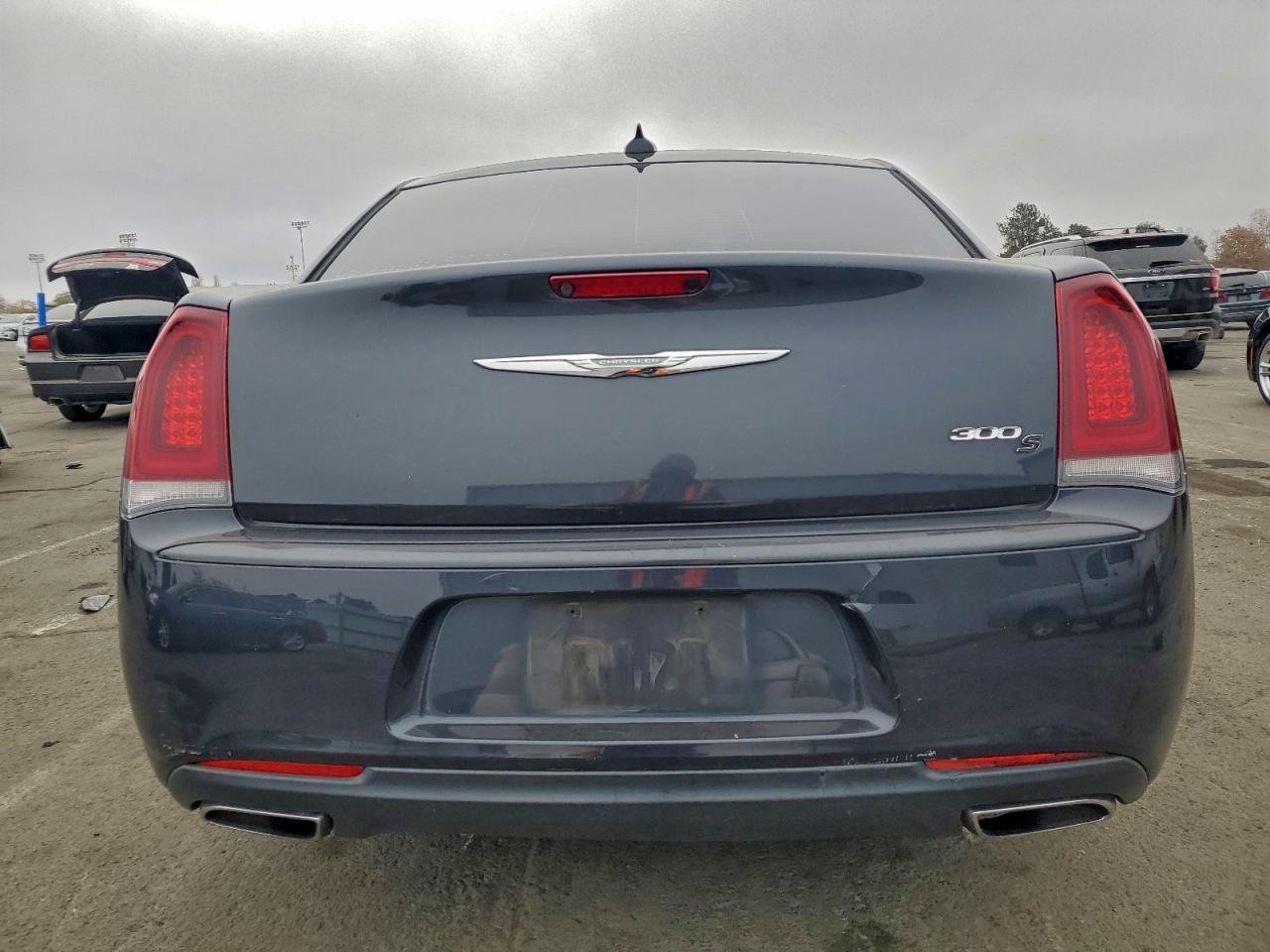Chrysler 300 S Image 3