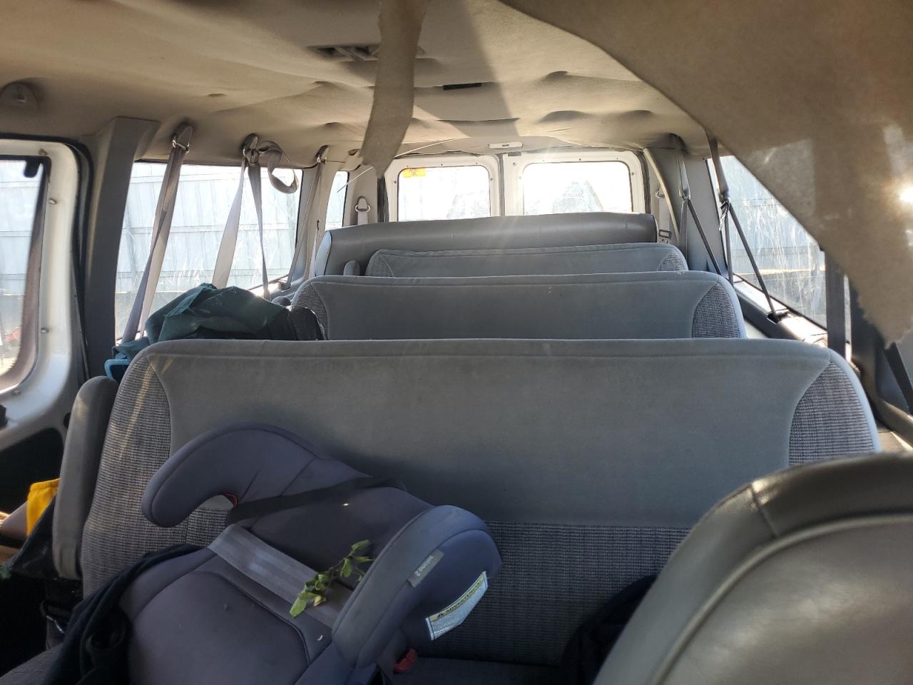 Ford Econoline E350 Super Duty Image 12